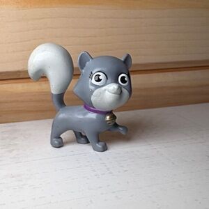 Paw Patrol Callie Cat Kitten Figurine. Rare. Grey and white. Purple collar.